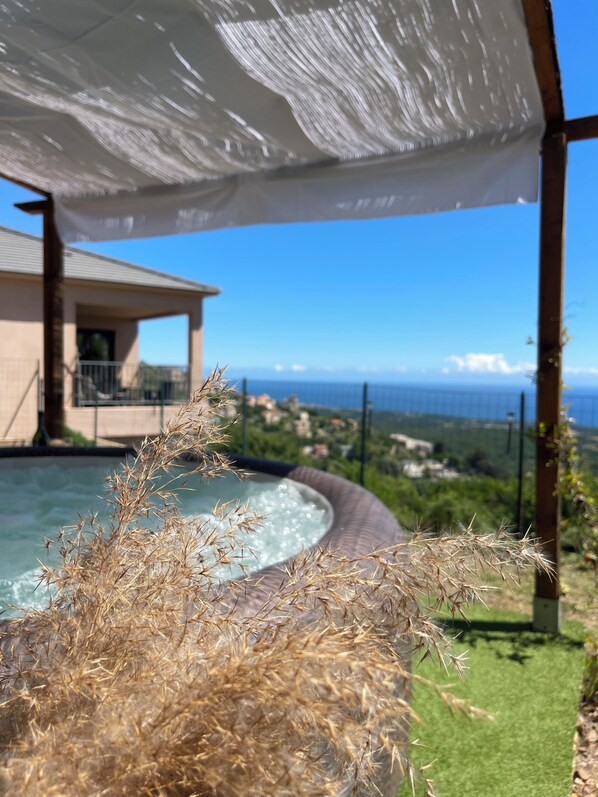 Outdoor spa tub - Vrbo Property (Cervione)