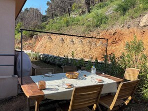 Outdoor dining - Vrbo Property (Cervione)