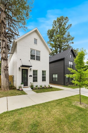 A two-story residential building with a white exterior and a dark gray roof. - Moxie - 1.5 Miles From DT & UofA (Fayetteville)