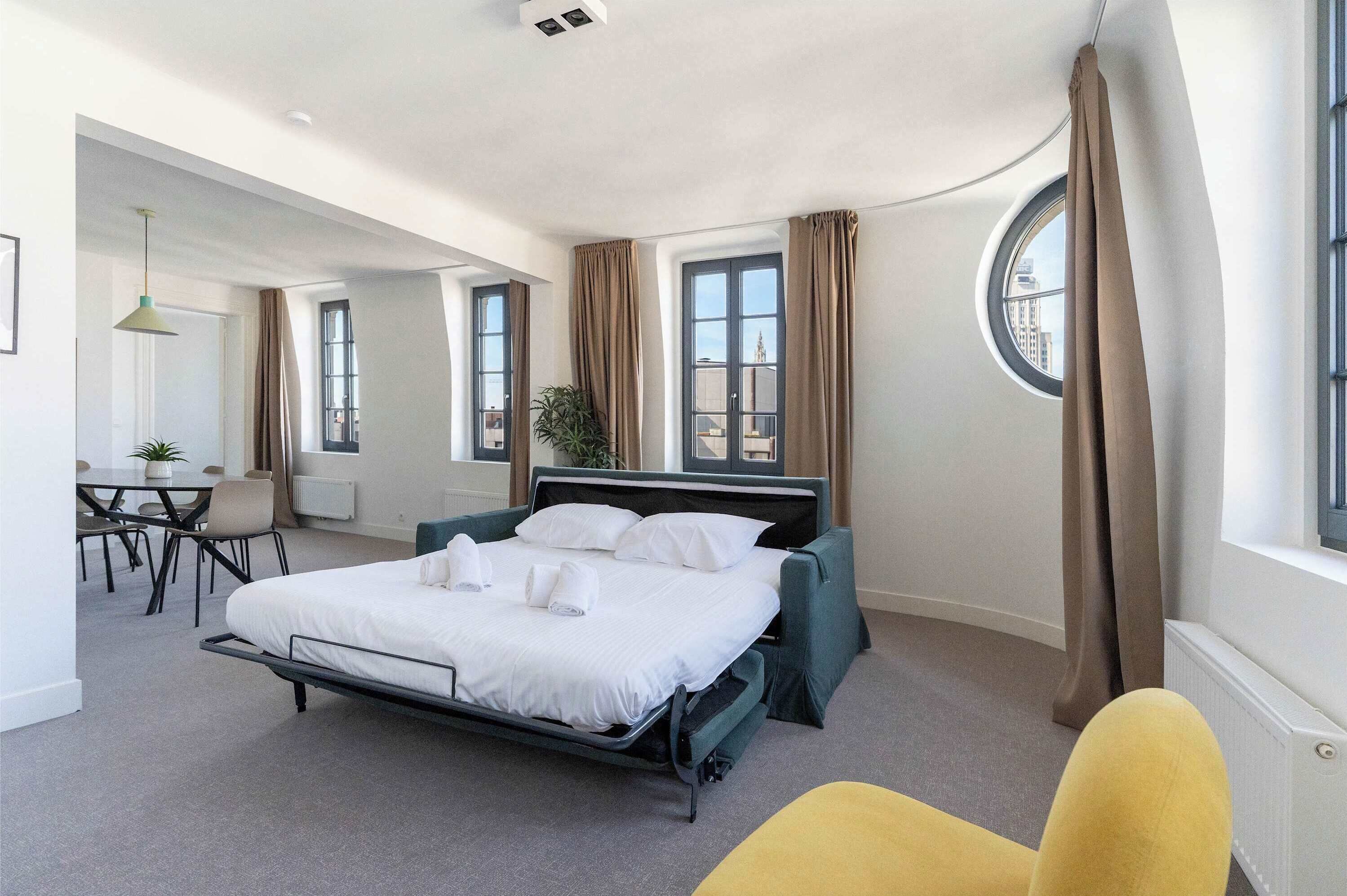 Desk, travel cot, WiFi, bed sheets