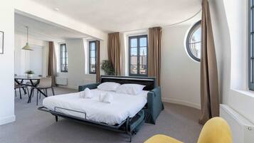Desk, travel cot, WiFi, bed sheets
