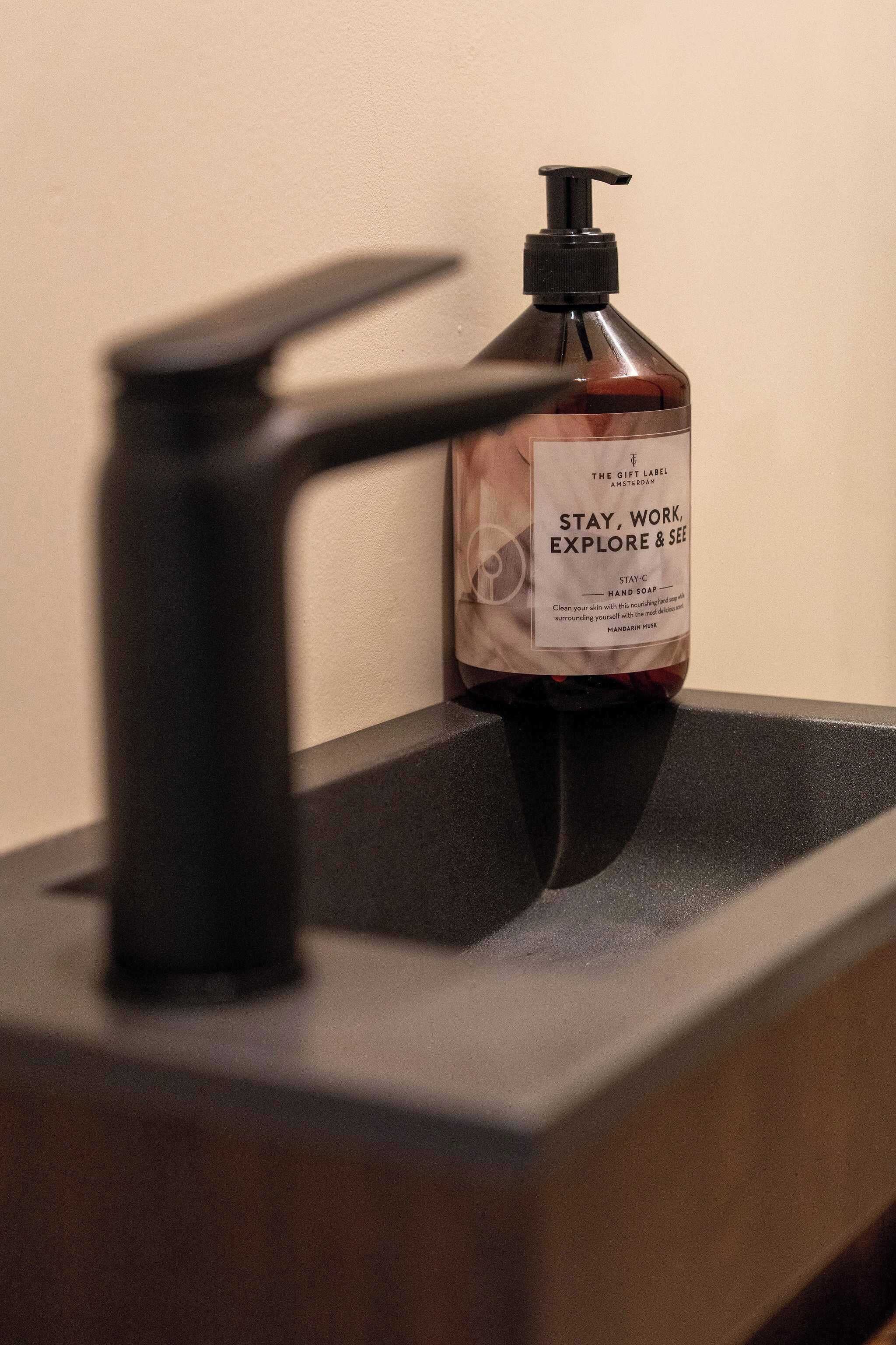 Regadera, secadora de cabello, toallas, shampoo 