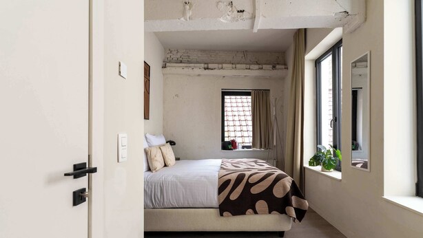 A narrow room with a bed, a window with curtains, and a door. - Elegant City Room near Antwerp Cathedral (Antwerpen)