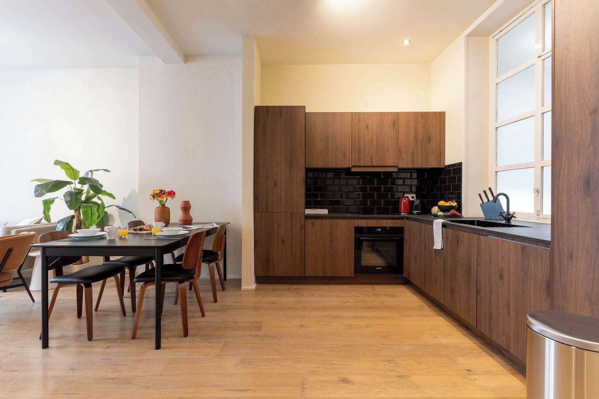 Cafetera y tetera, refrigerador, horno y parrilla de estufa 