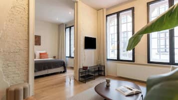 Escritorio, cuna de viaje, wifi y ropa de cama