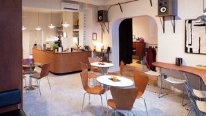 Ein modernes Interieur mit Barbereich, Sitzgelegenheiten und einer im Hintergrund sichtbaren Küche.