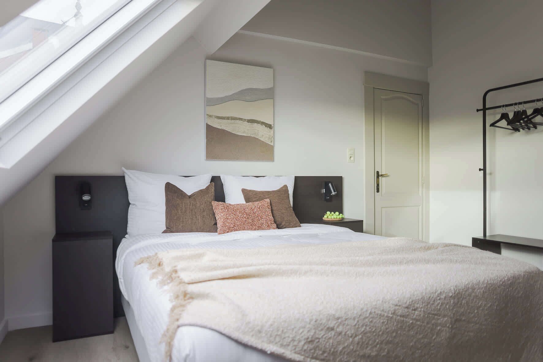Een bureau, wifi, beddengoed