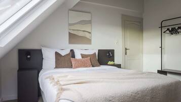 Een bureau, wifi, beddengoed