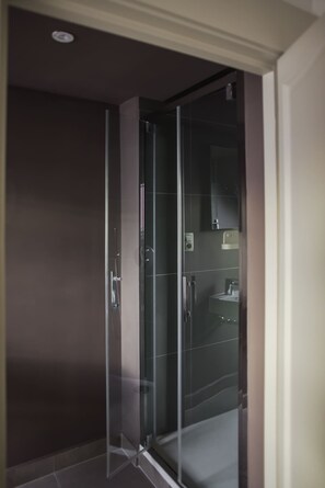 Dusche, Haartrockner, Handtücher, Shampoo