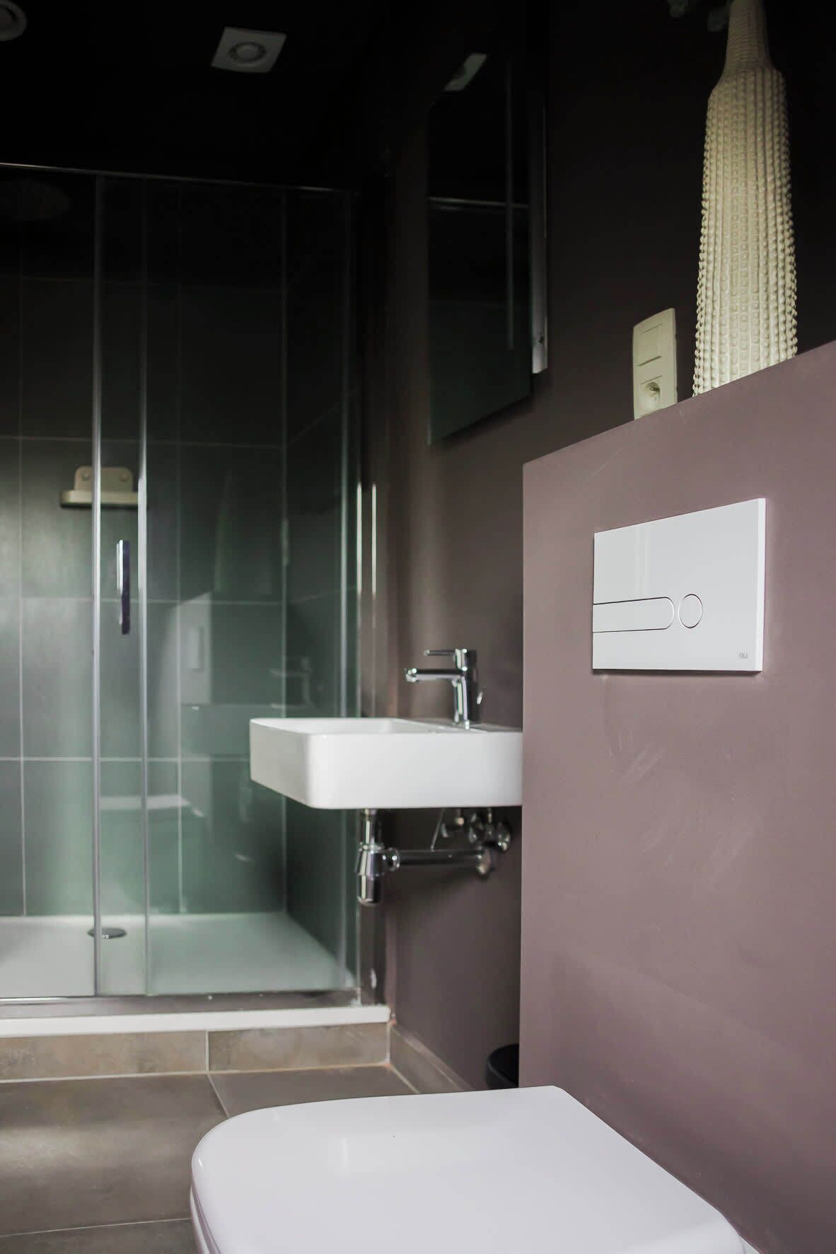 Een douche, een haardroger, handdoeken, shampoo