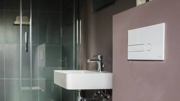 Een douche, een haardroger, handdoeken, shampoo