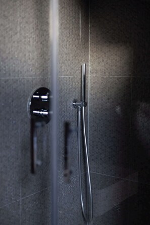 Bruser, hårtørrer, håndklæder, Shampoo
