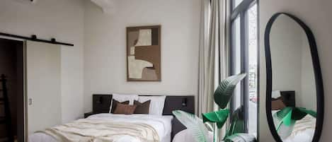 Desk, WiFi, bed sheets