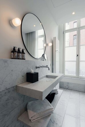 Dusche, Haartrockner, Handtücher, Shampoo
