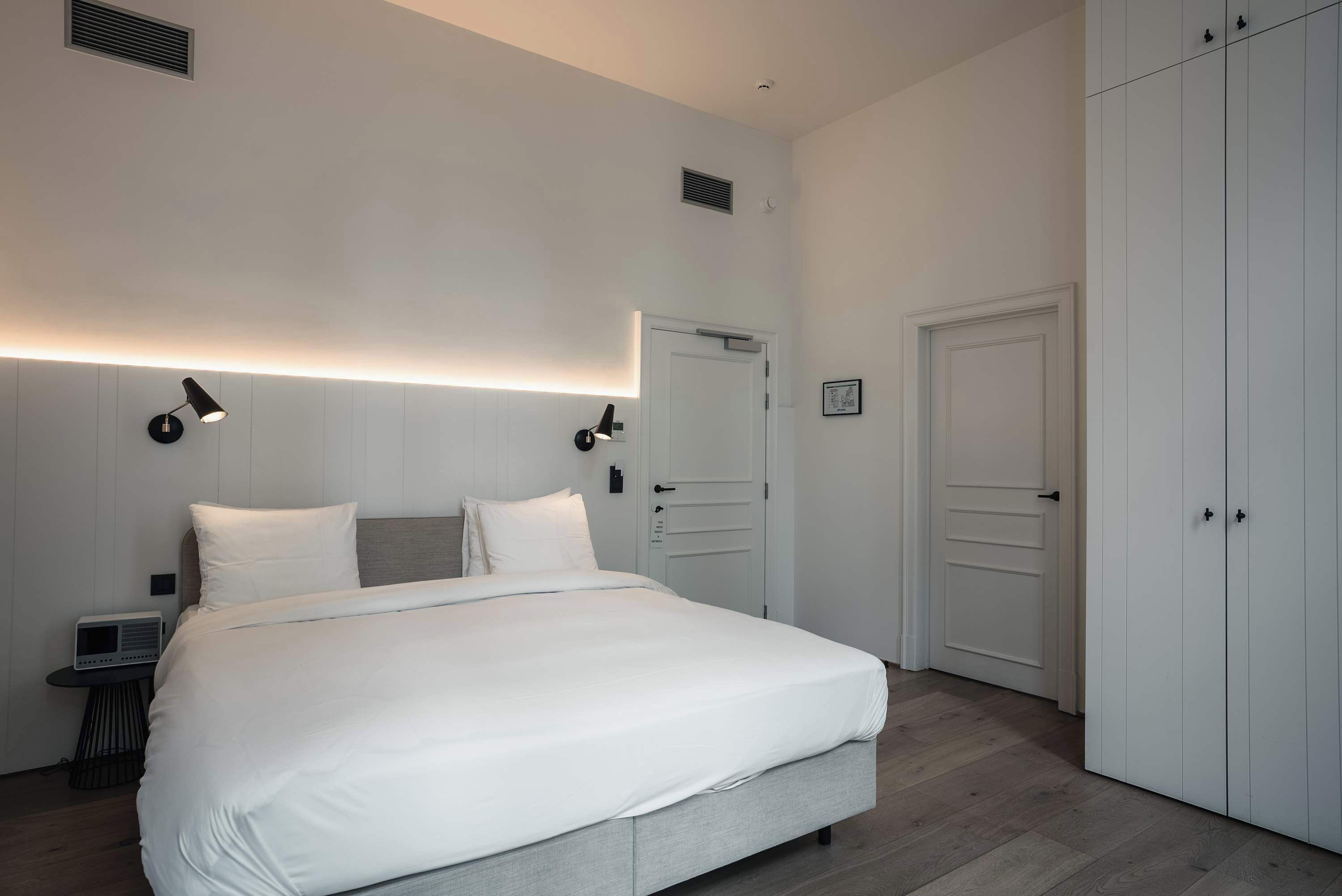Tabla de planchar con plancha, cuna de viaje, wifi y ropa de cama 