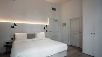 Tabla de planchar con plancha, cuna de viaje, wifi y ropa de cama