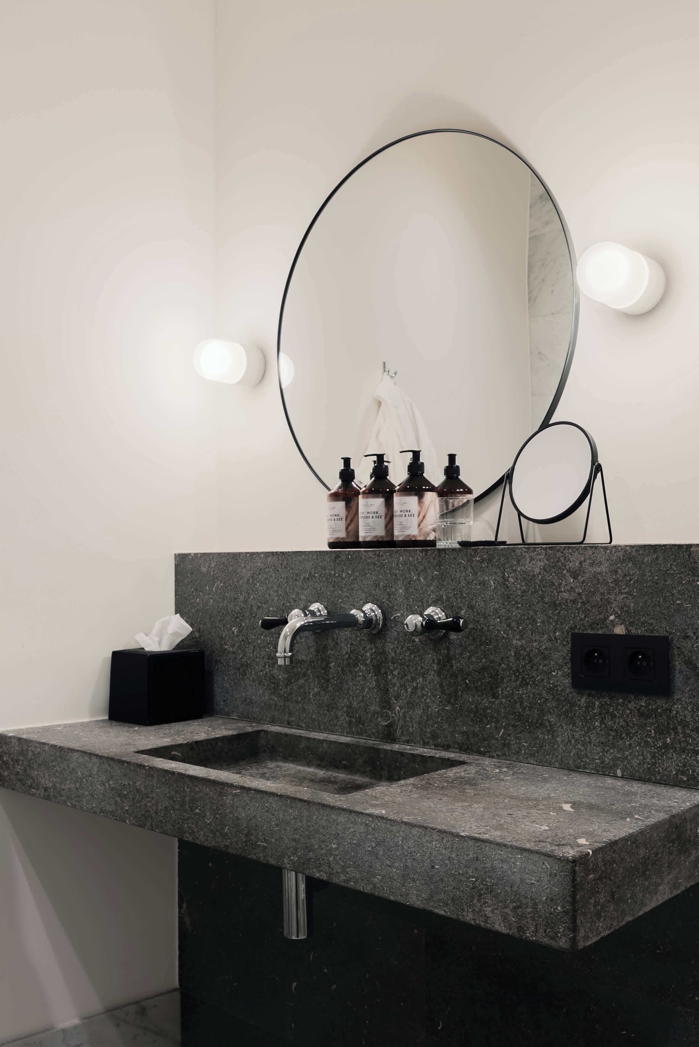 Regadera, secadora de cabello, toallas, shampoo 