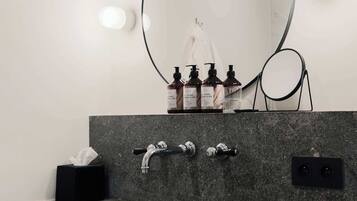 Regadera, secadora de cabello, toallas, shampoo