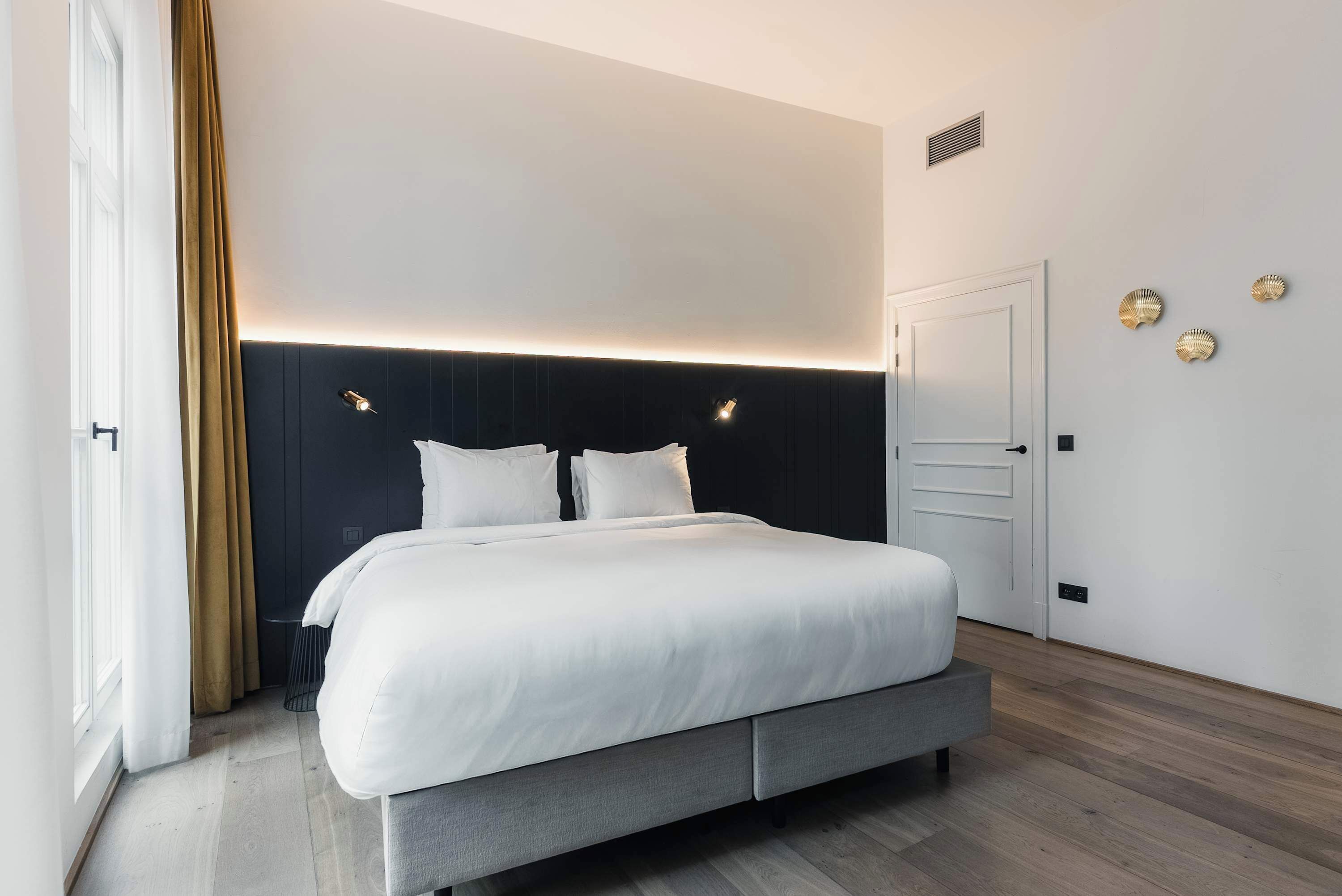 1 chambre, bureau, fer et planche à repasser, lit parapluie