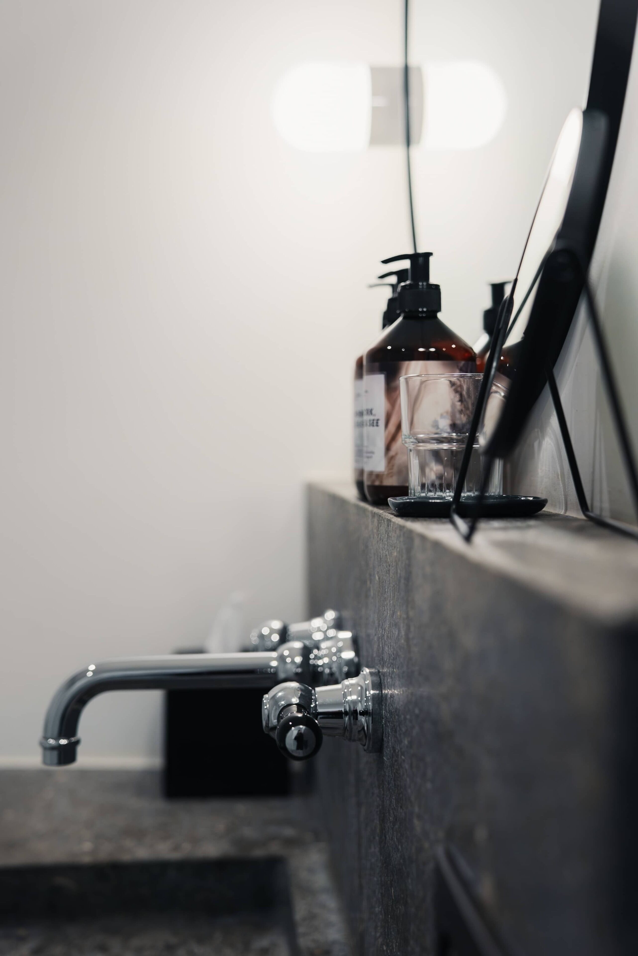 Douche, sèche-cheveux, serviettes fournies, shampoing