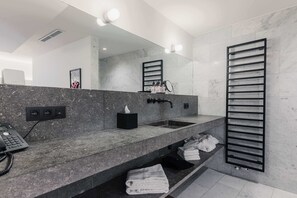 Douche, sèche-cheveux, serviettes fournies, shampoing