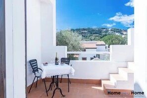 Outdoor dining - Vrbo Property (Torre Delle Stelle (Maracalagonis))