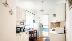 Coffee/tea maker, fridge, microwave, oven - Home Sea Home - a house 150 meters from the beach (Torre Delle Stelle (Maracalagonis))