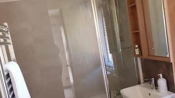 Combined shower/bathtub, deep-soaking bathtub, hair dryer