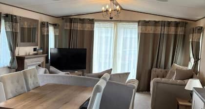 2-bed Cabin - Sleeps 5 - Parking - Pet Friendly