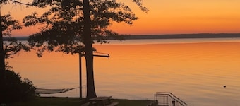 Lake Daze .