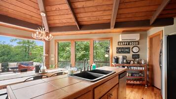 Coffee/tea maker, fridge, microwave, oven
