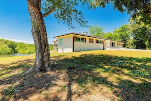 Exterior - 3-bedroom house in pleasant Fayetteville with AC and comfort (Fayetteville)