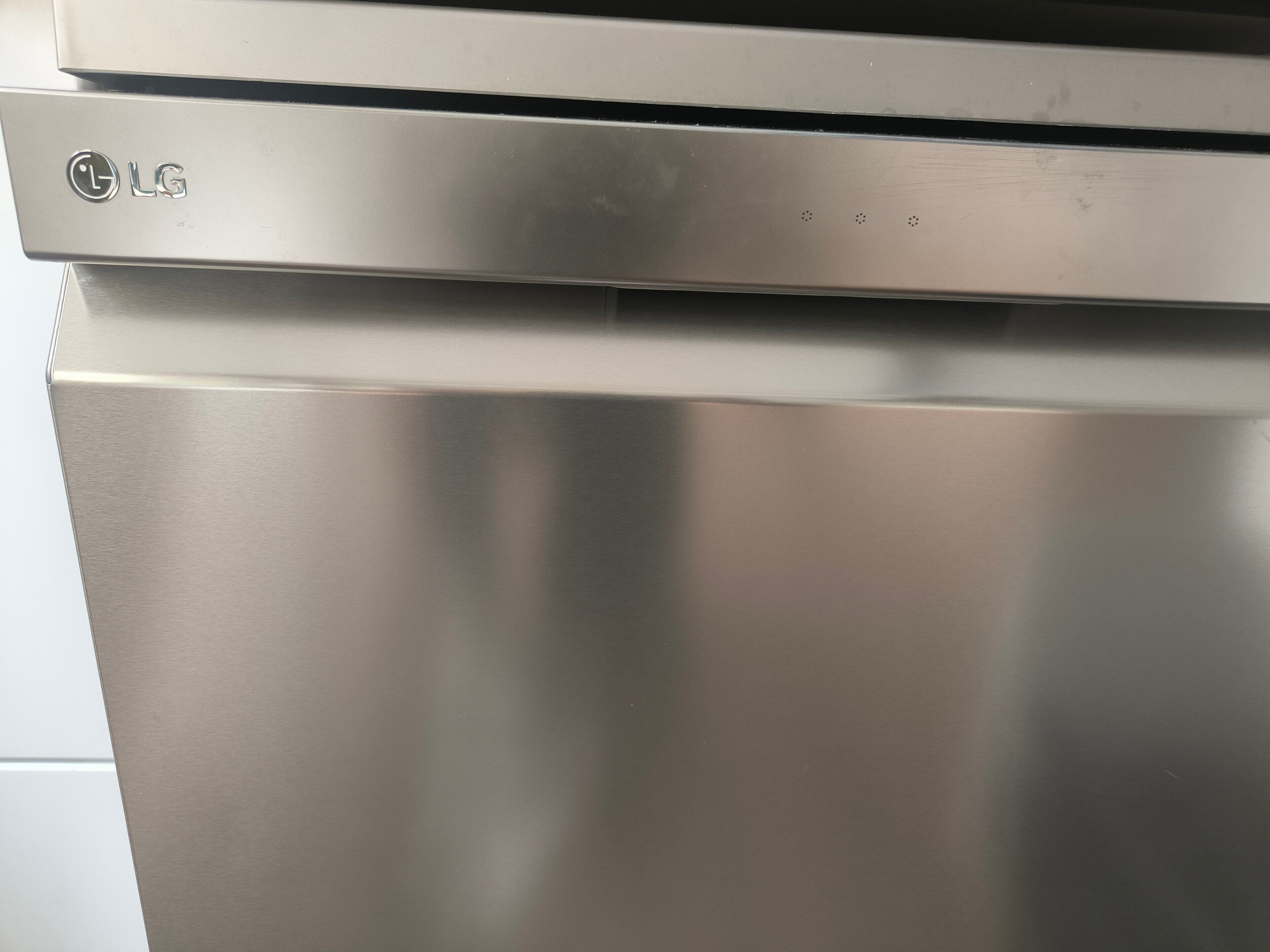 Un appareil en acier inoxydable, vraisemblablement un lave-vaisselle, sur lequel on peut voir le logo LG.