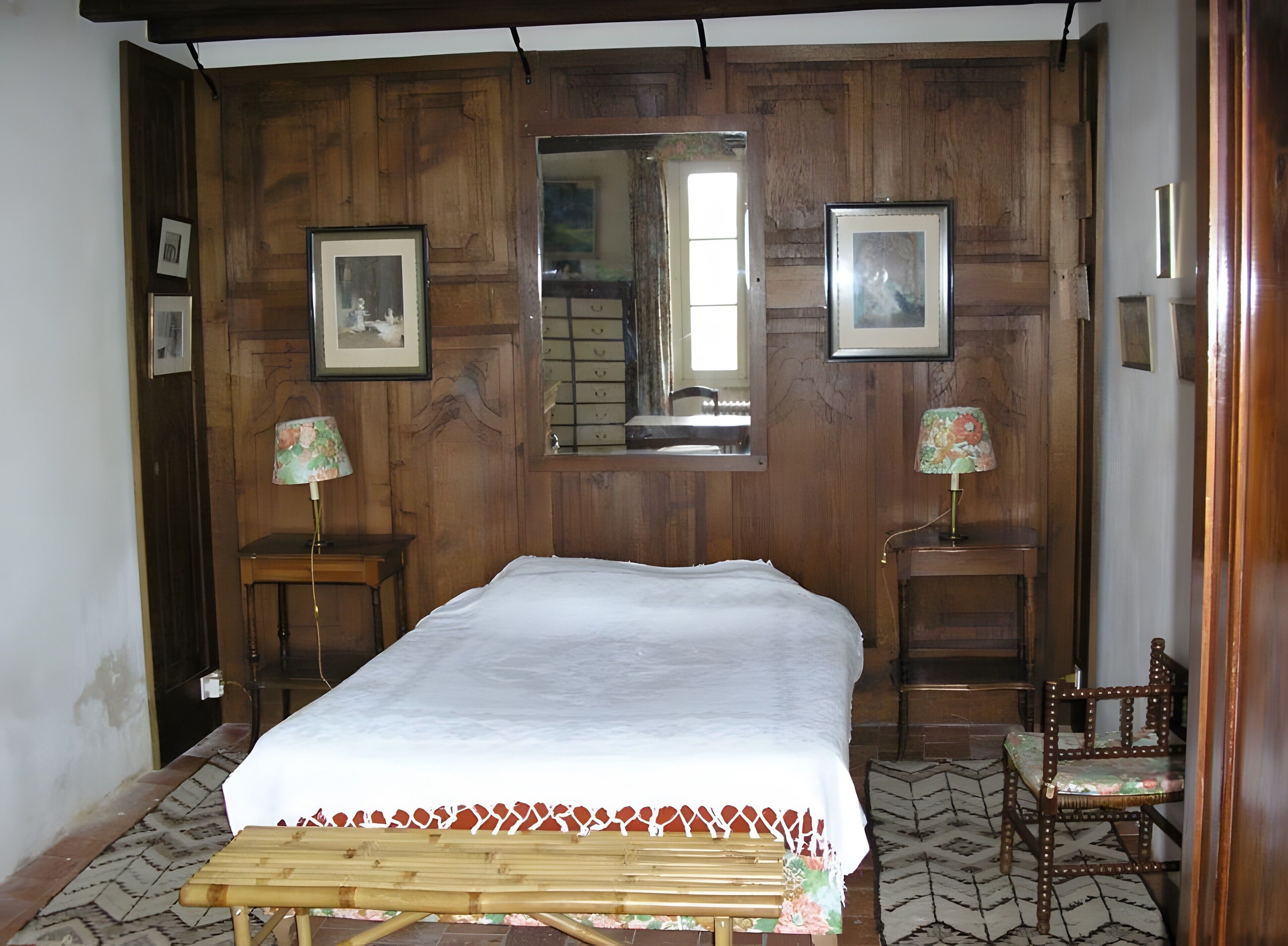 Tabla de planchar con plancha y ropa de cama 