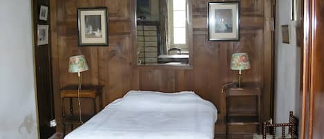 Tabla de planchar con plancha y ropa de cama