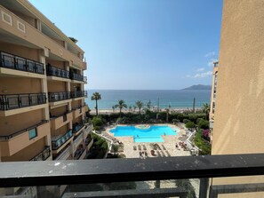 A multi-story building with balconies, a swimming pool, and a view of the sea. - Studio facing the sea in Cannes la Bocca (Cannes)