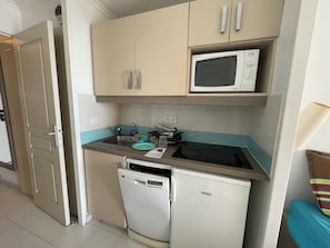 A compact kitchen with a dishwasher, a microwave, and a sink. - Studio facing the sea in Cannes la Bocca (Cannes)