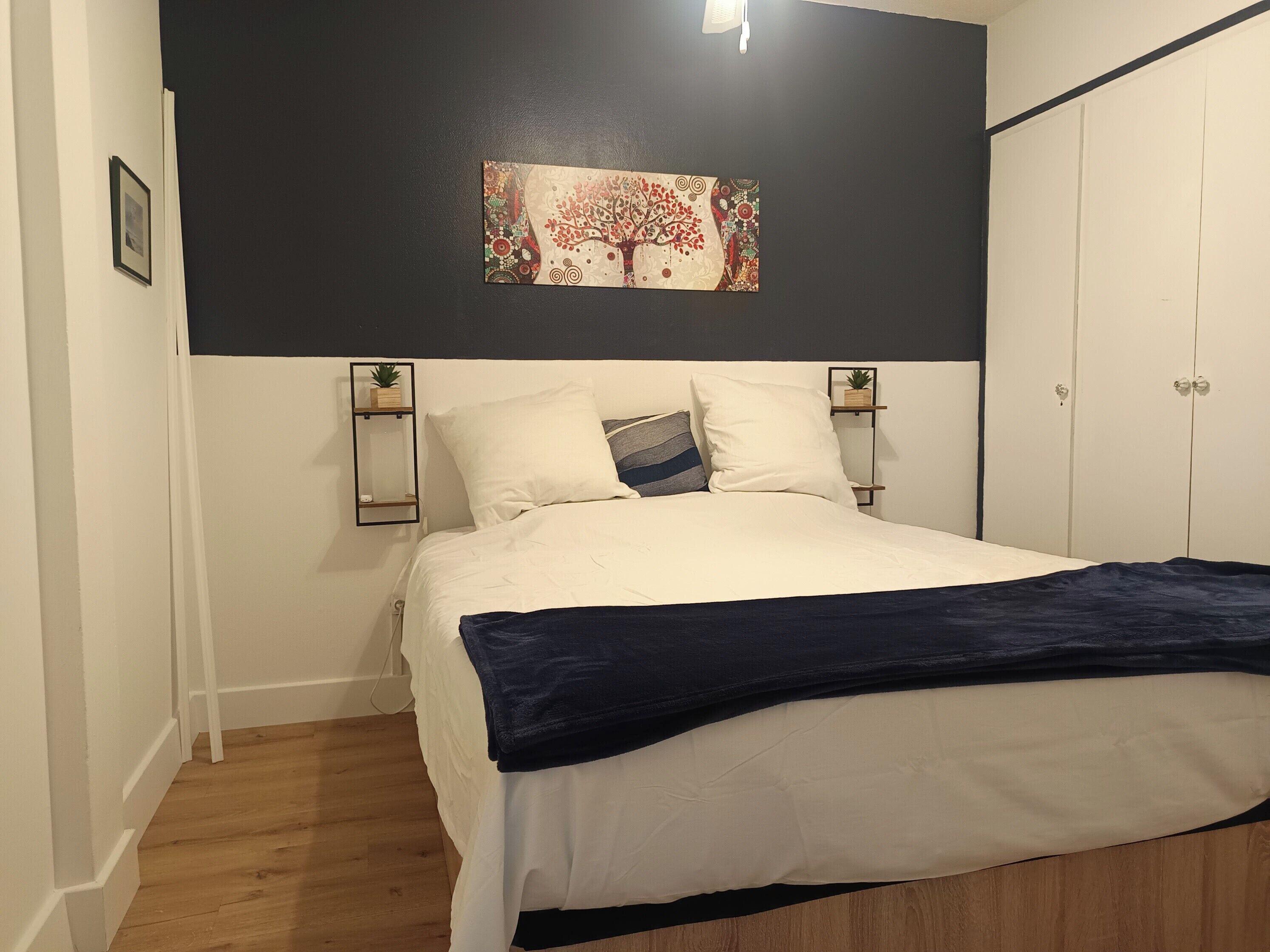 Tabla de planchar con plancha, wifi, ropa de cama
