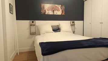 Tabla de planchar con plancha, wifi, ropa de cama