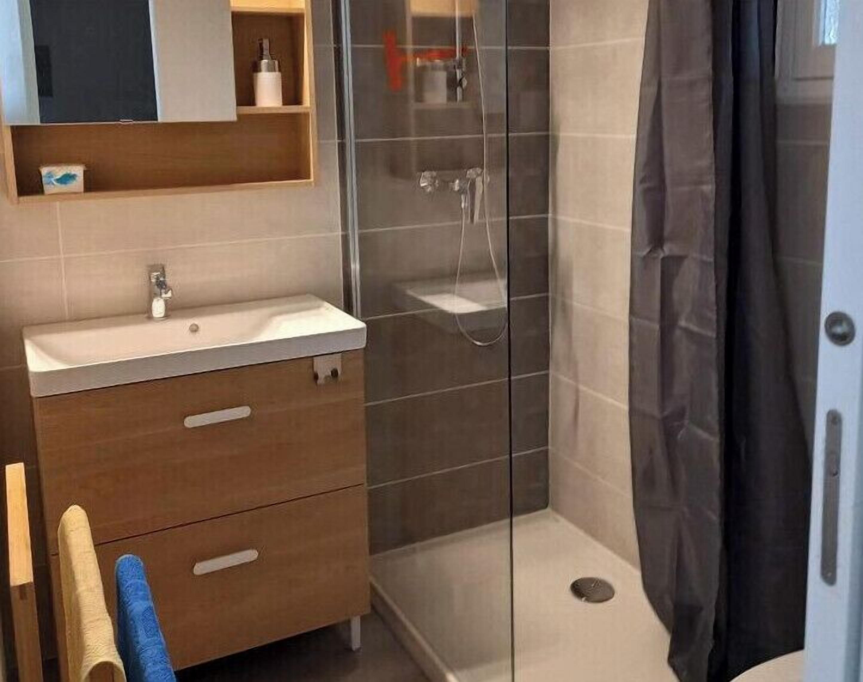 Dusche, Haartrockner, Handtücher