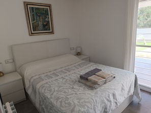 Iron/ironing board, WiFi, bed sheets