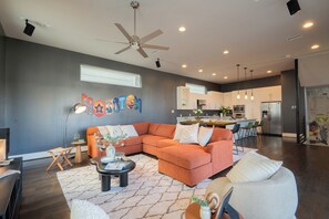 Living area - Stylish Townhome with Houston Skyline Views (Houston)