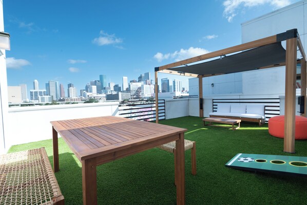 Outdoor dining - Stylish Townhome with Houston Skyline Views (Houston)