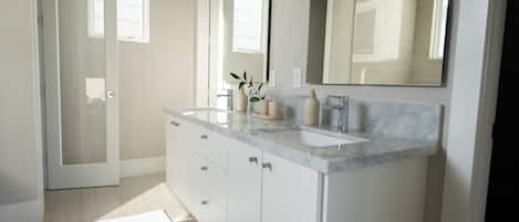 Regadera, toallas, jabón, papel de baño