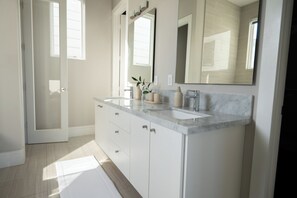 Bathroom - Stylish Townhome with Houston Skyline Views (Houston)
