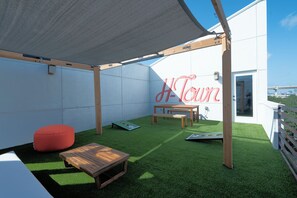 Outdoor dining - Stylish Townhome with Houston Skyline Views (Houston)