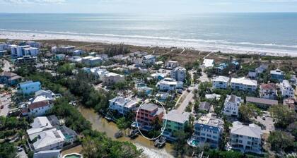 Walk to the Beach! Luxury 4 BR 5 BA Retreat on Siesta Key on Grand Canal Near Village