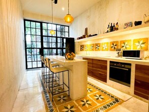 Fridge, microwave, oven, stovetop - Stunning Art Deco Oasis in Centro Historico (Mérida)