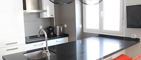 Refrigerador, microondas, parrilla de estufa y cafetera y tetera