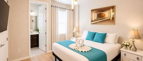 Una habitación de hotel con cama, mesitas de noche, un espejo, un cuadro y televisor.